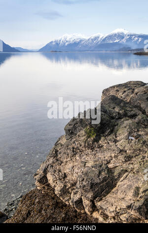 Anzeigen von Chilkat Staatspark in Southeast Alaska auf dem ruhigen Wasser der Bucht. Stockfoto