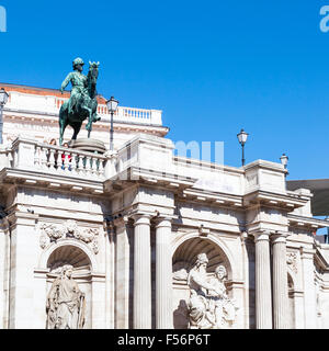 Wien, Österreich - 1. Oktober 2015: Statue von Kaiser Franz Joseph I und Albertina Museum, Wien. Albertina zählt zu den meisten impor Stockfoto