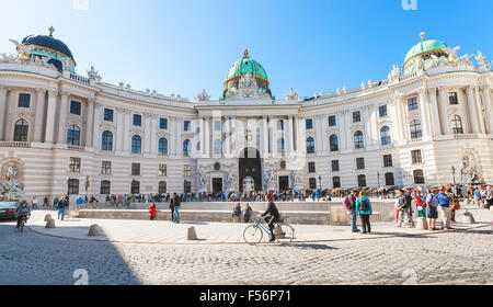 Wien, Österreich - 1. Oktober 2015: Menschen am Michaelerplatz Quadrat der Hofburg Palace. Michaelertrakt (Flügel des Palastes) war co