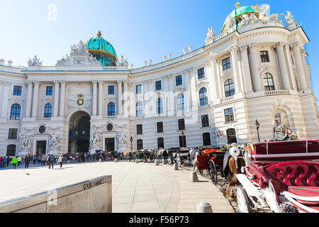 Wien, Österreich - 1. Oktober 2015: Menschen und Taxis am Michaelerplatz Quadrat der Hofburg Palace. Michaelertrakt wurde bei e abgeschlossen.
