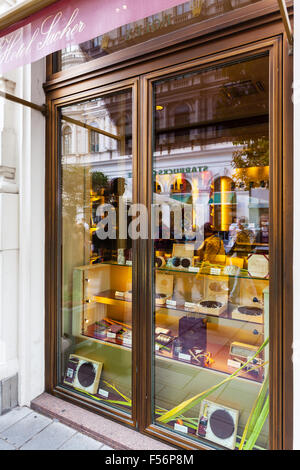 Wien, Österreich - 27. September 2015: Saher Hotelfenster mit berühmten Sachertorte-Schokoladen-Kuchen. Sachertorte ist eines der wichtigsten Stockfoto