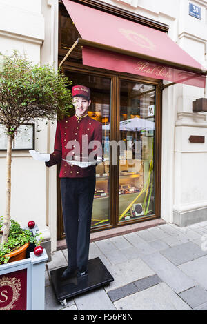 Wien, Österreich - 27. September 2015: Saher Hotel und berühmten Sachertorte-Schokoladen-Kuchen. Sachertorte ist eines der berühmtesten Stockfoto