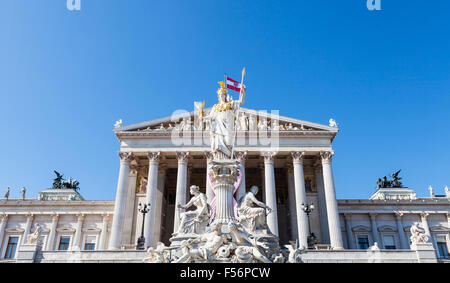 Pallas Athene-Brunnen vor dem Parlamentsgebäude in Wien Stockfoto