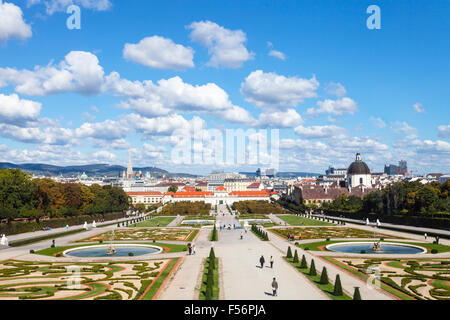 Wien, Österreich - 28. September 2015: Touristen gehen auf Platz Belvedere Schlösser, Vienna. Belvedere ist historisches Gebäude kompl. Stockfoto