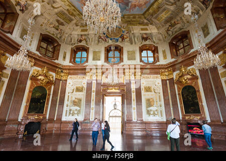 Wien, Österreich - 28. September 2015: Touristen im Saal des oberen Belvedere Palast, Vienna. Der Bau der oberen Belveder Stockfoto