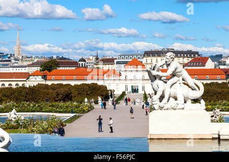 Wien, Österreich - 28. September 2015: Touristen Fuß zum unteren Belvedere Schlösser durch Garten. Belvedere ist historisches Gebäude co Stockfoto