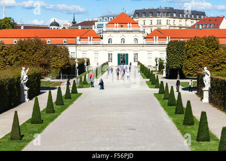 Wien, Österreich - 28. September 2015: Menschen am Weg zum unteren Belvedere Schlösser in Wien. Belvedere ist historisches Gebäude Dienstlei Stockfoto