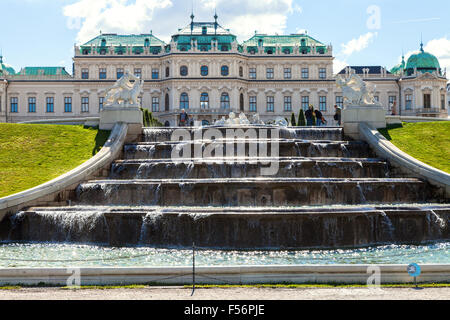 Wien, Österreich - 28. September 2015: Oberen Kaskade und Menschen in der Nähe von Upper Belvedere Palast. Belvedere ist historisches Gebäude kompl. Stockfoto