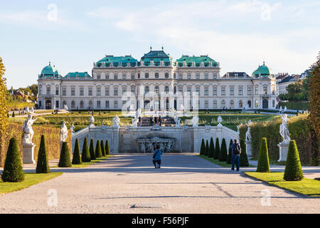 Wien, Österreich - 28. September 2015: Touristen in der Nähe von Upper Kaskade und oberen Belvedere. Belvedere ist historisches Gebäude com Stockfoto