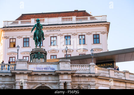 Wien, Österreich - 28. September 2015: Denkmal von Franz Joseph I und Albertina Museum, Wien. Albertina zählt zu den meisten wichtig Stockfoto