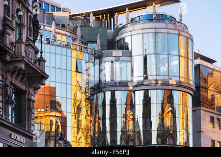 Wien, Österreich - 28. September 2015: Reflexion der St Stephen Cathedral in Wand Haas House am Stephansplatz in Wien. Haas- Stockfoto