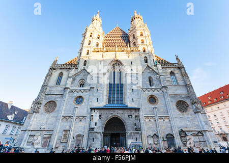 Wien, Österreich - 28. September 2015: Stephansdom (Stephansdom) und Menschen am Stephansplatz Vienna. Stephansplatz) Stockfoto