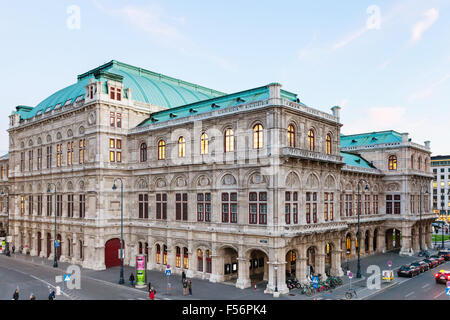 Wien, Österreich - 28. September 2015: Ansicht der Wiener Staatsoper und Menschen am Albertinaplatz. Wiener Staatsoper produziert Stockfoto