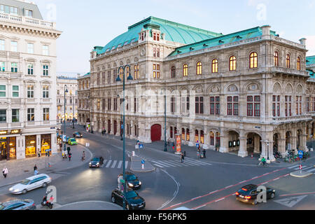 Wien, Österreich - 28. September 2015: Menschen am Albertinaplatz und Wiener Staatsoper in Wien. Wiener Staatsoper-Produkte Stockfoto