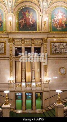 Wien, Österreich - 28. September 2015: Eingang an der Wiener Staatsoper. Wiener Staatsoper produziert 50-70 Opern und Ballette Stockfoto