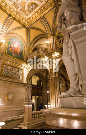 Wien, Österreich - 28. September 2015: Innenraum der Wiener Staatsoper. Wiener Staatsoper produziert 50-70 Opern und Ballette Stockfoto