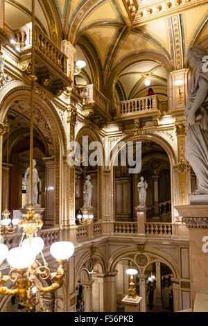 Wien, Österreich - 28. September 2015: Innendekoration der Wiener Staatsoper. Wiener Staatsoper produziert 50-70 Opern und Stockfoto