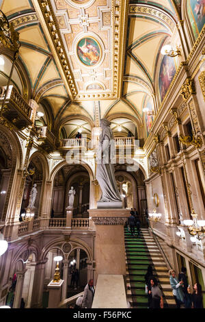Wien, Österreich - 28. September 2015: Menschen auf der Treppe in der Wiener Staatsoper. Wiener Staatsoper produziert 50-70 Opern ein Stockfoto