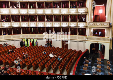 Wien, Österreich - 28. September 2015: Zuschauer im Saal der Wiener Staatsoper. Wiener Staatsoper produziert 50-70 Opern und Stockfoto