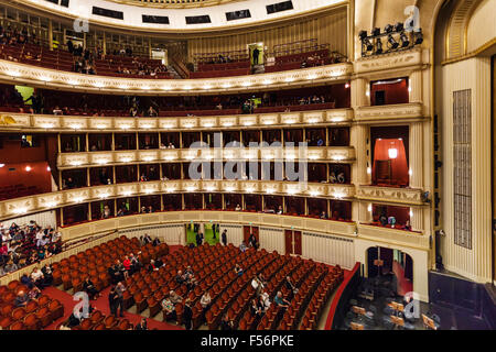 Wien, Österreich - 28. September 2015: Zuschauer in der Wiener Staatsoper. Wiener Staatsoper produziert 50-70 Opern und Ballette Stockfoto