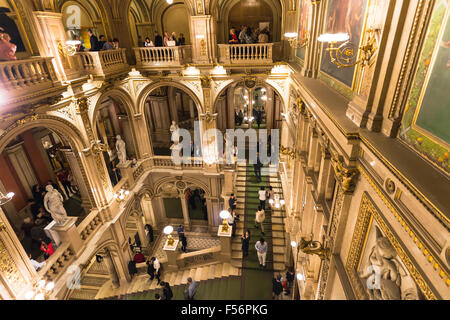 Wien, Österreich - 28. September 2015: Menschen auf Schritte in der Wiener Staatsoper. Wiener Staatsoper produziert 50-70 Opern und b Stockfoto