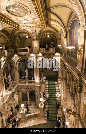 Wien, Österreich - 28. September 2015: Menschen in der Wiener Staatsoper. Wiener Staatsoper produziert Opern und Ballette in 50-70 Stockfoto