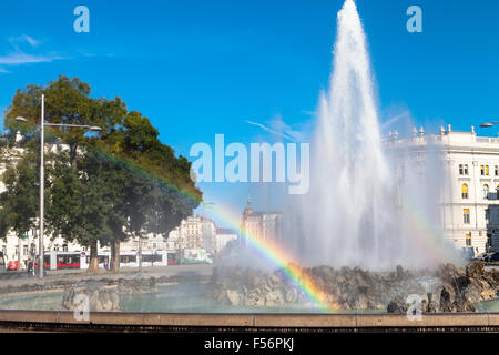 Wien, Österreich - 29. September 2015: Regenbogen am durfte Brunnen auf dem Schwarzenbergplatz, Wien, Österreich. . Die ab Stockfoto