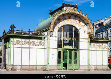 Wien, Österreich - 29. September 2015: Museum Karlsplatz Stadtbahn-Station im Otto Wagner Pavillon. Otto Wagner, Architekt Stockfoto