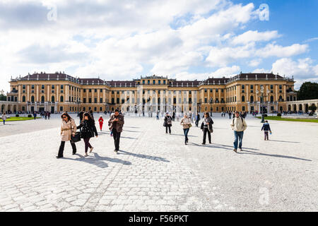 Wien, Österreich - 29. September 2015: Touristen gehen vom Schloss Schönbrunn Palast zum Haupteingang. Schloss Schönbrunn ist ehemalige ich Stockfoto