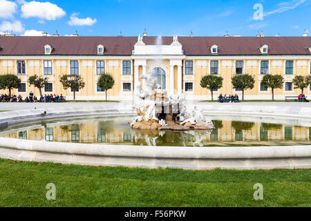 Wien, Österreich - 29. September 2015: Touristen auf den Bänken in der Nähe von Brunnen im Schlossgarten von Schloss Schönbrunn. Schloss Schönbrunn ich Stockfoto