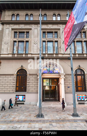 Wien, Österreich - 27. September 2015: Menschen in der Nähe von Türen des österreichischen Museum für angewandte Kunst. Kaiser Franz Joseph im Jahr 1863 zu genehmigen Stockfoto