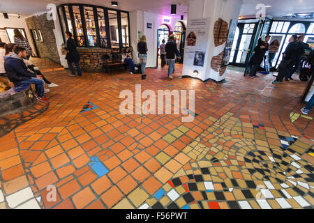 Wien, Österreich - 30. September 2015: Besucher im Inneren des Kunst Haus Wien (Hundertwasser-Museum). Das KunstHausWien ist museu Stockfoto