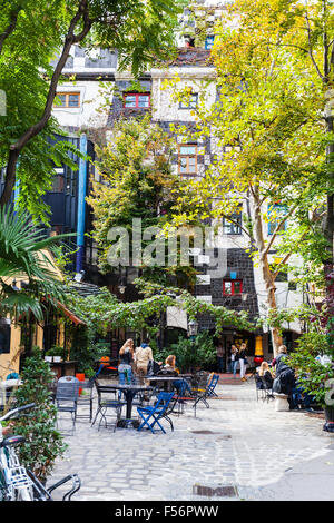 Wien, Österreich - 30. September 2015: Besucher im Café im Hof des Kunst Haus Wien (Hundertwasser-Museum). Das KunstHausWien ist m Stockfoto