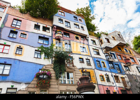 Wien, Österreich - 30. September 2015: dekorierte Wände von Hundertwasser House in Wien. Hundertwasserhaus ist ein Appartement-Haus Stockfoto