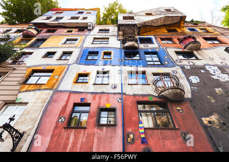 Wien, Österreich - 30. September 2015: Fassade des Hundertwasser House in Wien. Hundertwasserhaus ist ein Appartement-Haus in Wien Stockfoto