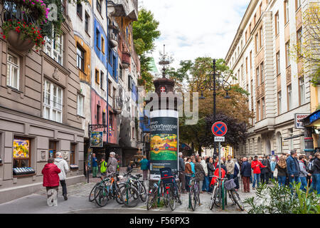 Wien, Österreich - 30. September 2015: Touristen in der Nähe von Hundertwasser House in Wien. Hundertwasserhaus ist ein Appartement-Haus in Vi Stockfoto