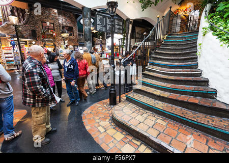 Wien, Österreich - 30. September 2015: Touristen im Einkaufsviertel in der Nähe von Hundertwasser House. Hundertwasserhaus ist ein Apartment-Haus Stockfoto