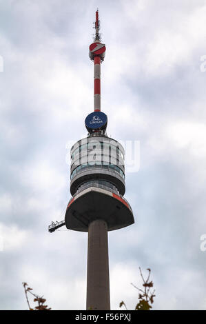 Wien, Österreich - 30. September 2015: Aussichtsplattformen und Turm der Donauturm (Donauturm) TV Tower in Wien. Fernsehturm wurde o Stockfoto