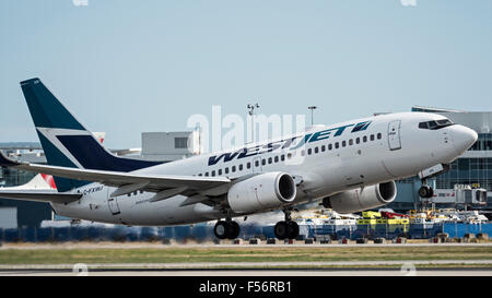 WestJet Airlines Boeing 737-700 C-FXWJ nimmt Luft internationalen Flughafen Vancouver Kanada ausziehen Stockfoto