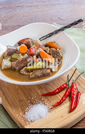 Herzhafte Eintopf mit Rindfleisch, Taro, Gemüse und Gewürze Stockfoto