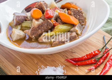 Herzhafte Eintopf mit Rindfleisch, Taro, Gemüse und Gewürze Stockfoto