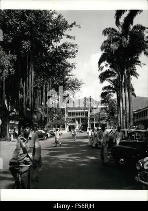 1962 - Nachschlagen von der Place d ' Armes in Port Louis, Mauritius zeigt das Parlamentsgebäude, das außerhalb dessen steht eine Statue von Königin Victoria. © Keystone Bilder USA/ZUMAPRESS.com/Alamy Live-Nachrichten Stockfoto