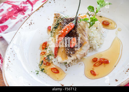 Pan-gebratene knusprige Opakapaka mit Kiawe geräucherte Chili-Pfeffer-Honig Stockfoto