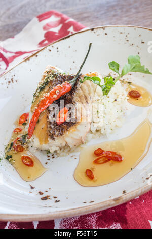 Pan-gebratene knusprige Opakapaka mit Kiawe geräucherte Chili-Pfeffer-Honig Stockfoto