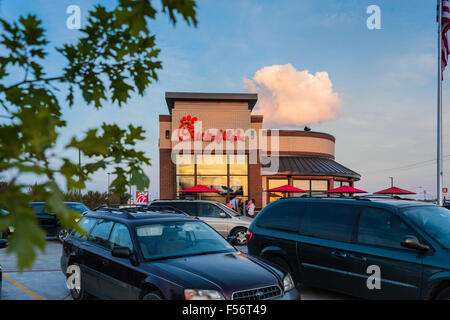 PKW Parkplatz füllen und wickeln Sie das Gebäude in einem neuen Chick-Fil-A-Restaurant (Amerikas Top bewerteten Fast-Food-Kette). Stockfoto