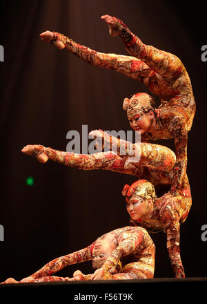 Vancouver, Kanada. 28. Oktober 2015. Eine vollständige Generalprobe in Vancouver, Kanada, 28. Oktober 2015 teilnehmen Künstlern des Cirque du Soleil. Künstler und Akrobaten des Cirque du Soleil-Show "Kooza" machte ihre letzte Generalprobe vor ihrer Vancouver-Tour, die am Donnerstag beginnt. Bildnachweis: Liang Sen/Xinhua/Alamy Live-Nachrichten Stockfoto