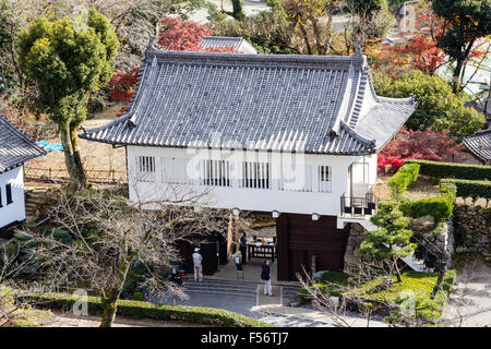 Japan, Inuyama Castle. Auch als Hakutei jo bekannt. Main Gate Eingang, eine watariyagura Stil yaguramon, Tor mit Revolver über die Spitze. Von oben gesehen. Stockfoto