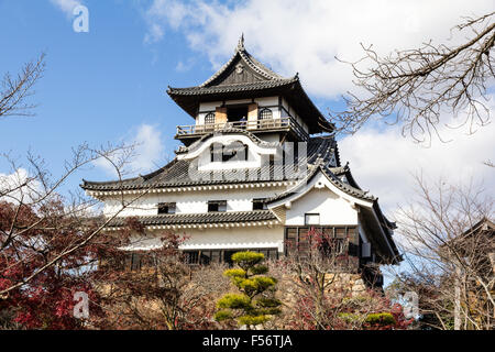 Japan, Inuyama Castle auch bekannt als Hakutei Jo. Main halten, tenshu, auf Steinsockel nozurazumi Stil gebaut. Japanische Gärten vor, blauer Himmel hinter sich. Stockfoto