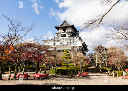 Japan, Inuyama Castle auch bekannt als Hakutei Jo. Main halten, tenshu, auf Steinsockel nozurazumi Stil gebaut. Japanische Gärten vor, blauer Himmel hinter sich. Stockfoto