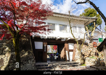 Japan, Inuyama Castle. Auch als Hakutei jo bekannt. Main Gate Eingang, eine watariyagura Stil yaguramon, Tor mit Revolver über die Spitze. Stockfoto